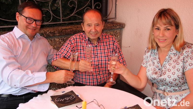 Manfred Plattner (Mitte) feierte am Freitag seinen 90. Geburtstag. Dazu gratulierten ihm auch sein Sohn Holger und Schwiegertochter Anna. Bild: kro