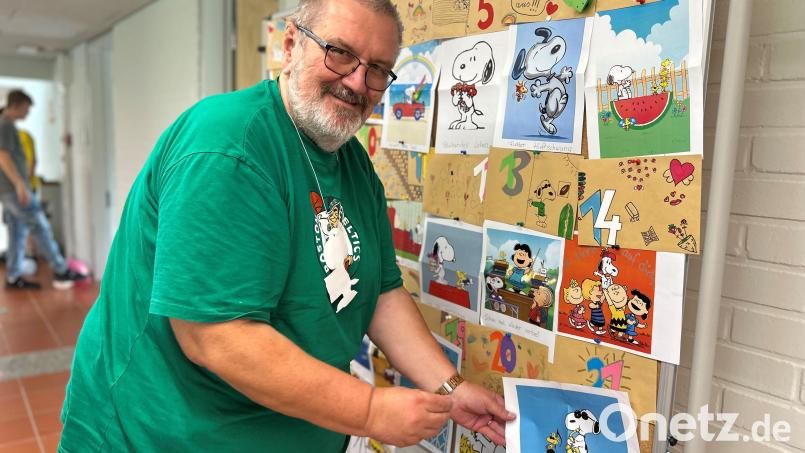 Gerhard Steiner (67), Rektor der Zottbachtal-Schulen in Pleystein, geht in Pension. Als ausgewiesener Snoopy-Fan hat er zum Abschied von seinen Kollegen eine Art Kalender mit Bildern der berühmten Comicfigur bekommen. Bild: ck