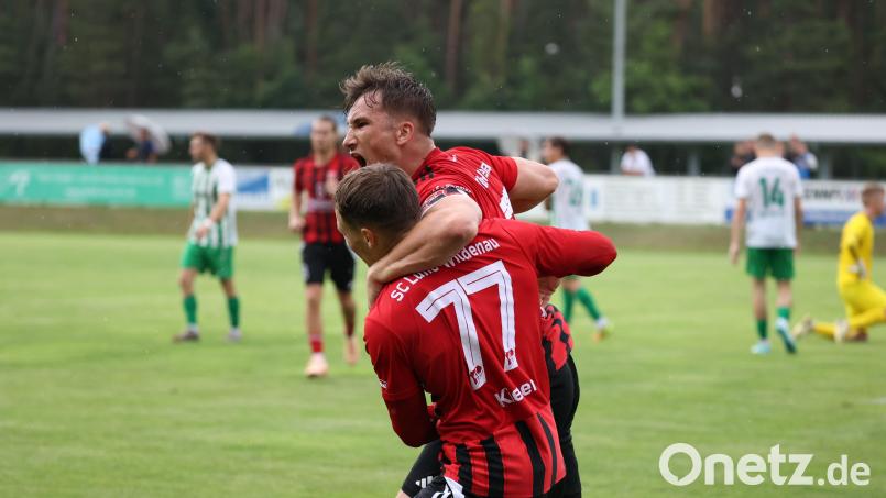 Nico Argauer (hinten) bejubelte seinen Treffer zum 3:0-Endstand mit Julian Kiener. Der SC Luhe-Wildenau feierte den ersten Heimsieg der Saison gegen den TSV Bad Abbach. Bild: Dieter Jäschke