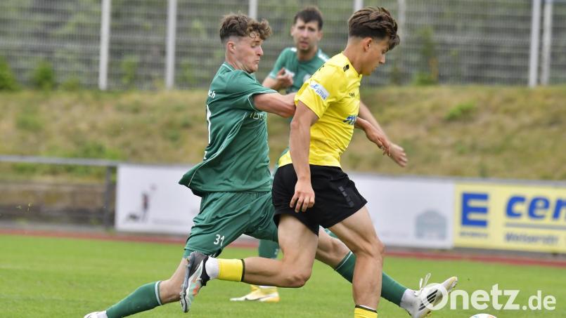 Alexander Moratz (links) erzielte den Ehrentreffer für die DJK Gebenbach bei der 1:5-Niederlage beim SSV Jahn Regensburg II. Archivbild: Hubert Ziegler