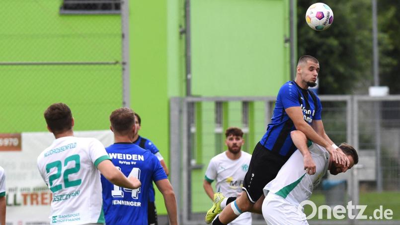 Der Kopfballversuch des Weidener Stürmers Jahi Sylejmani missglückt: Die SpVgg SV Weiden verlor am Freitagabend ihr erstes Saisonheimspiel gegen den TSV Neudrossenfeld mit 0:1. Bild: G. Büttner
