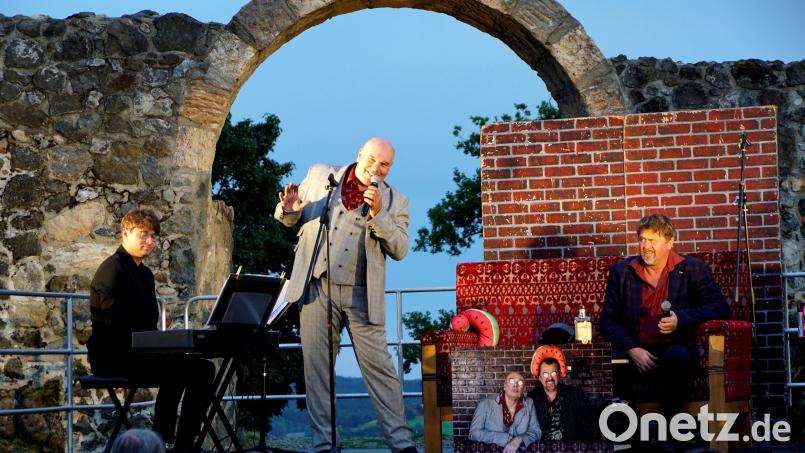 Das &quot;Theater für die Jugend&quot; aus Burghausen ließ sich in Gedanken über die Liebe aus. Bild: bkr