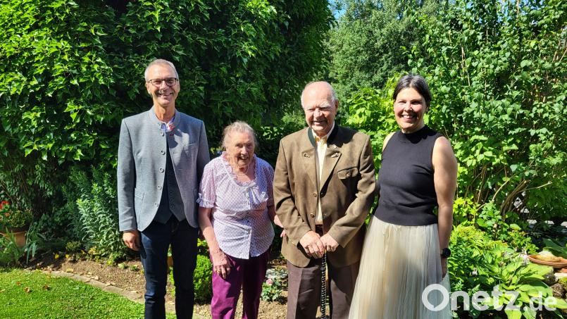 Bürgermeister Peter Achatzi (links) und Pfarrerin Anja Matthalm (rechts) feiern mit Ingrid Ziesmann den 90. Geburtstag ihres Mannes Horst Ziesmann. Bild: Jürgen Ziesmann