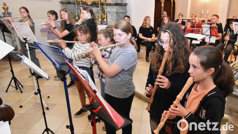 In beeindruckende Weise zeigten die Instrumentallistinnen von Illbirgis Klangkünstlern was ihnen Leiterin Agnes Guggenberger in der Vorbereitung auf das Sommerkonzert vermittelt hat. Bild: no