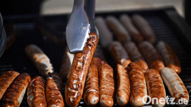 Ein 18-Jähriger wählte auf dem Hofer Volksfest den Notruf wegen des Bratwurstpreises. Statt Rabatt bekam eine Anzeige. Symbolbild: Martin Schutt/dpa