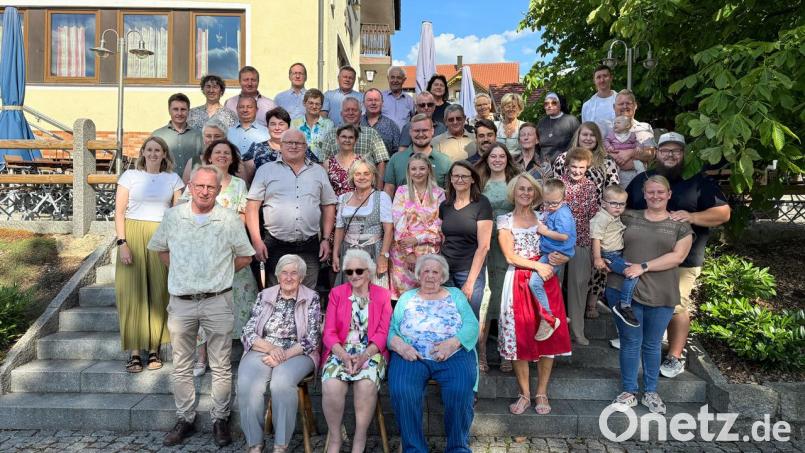 Vorne mittig in pink: Jubilarin Margareta Ries Bild: Anja Belmer
