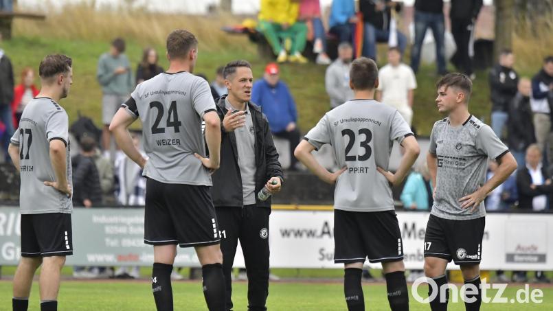 Trainer Sven Seitz (Mitte) muss seine Sportfreunde Ursulapoppenricht nach dem 1:7-Debakel beim SV Hahnbach schnell wieder aufrichten. Bild: Hubert Ziegler