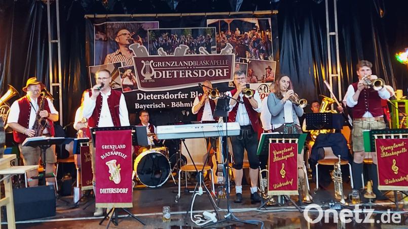 Die Grenzland-Blaskapelle Dietersdorf bei ihrer beeindruckenden Performance mit Polka, Marsch und Walzer. Bild: lg