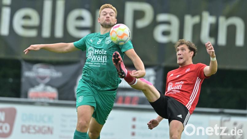 Hohes Bein von David Weber (rechts) von der DJK Ursensollen an Daniel Wein (links/1. FC Rieden). Die Riedener bezwangen den Aufsteiger zum Saisonstart mit 2:0. Bild: Hubert Ziegler