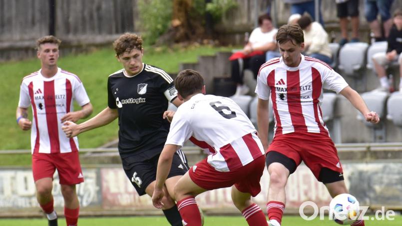 Der Kemnather Kilian Wiedenbauer (Zweiter von links) und sein Team siegten beim Aufsteiger DJK Dürnsricht klar mit 5:1. Bild: ham