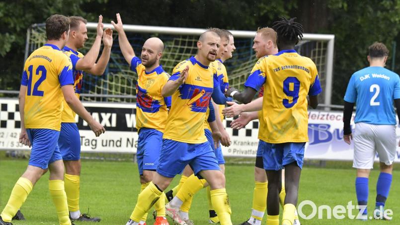 Jubel bei den Spielern des TuS Schnaittenbach (Vierter von links Spielertrainer Daniel Deyerl) über den 3:1-Heimerfolg gegen die DJK Weiden II. Bild: Hubert Ziegler