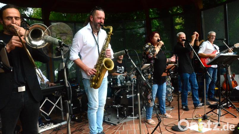 Die King-Size Combo steht für mitreißende Musik und eine leidenschaftlicher Performance bei jeder Wetterlage. Bild: Kunz