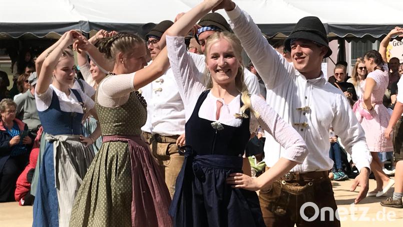 Viel Freude hatten die Kirwappare beim Austanzen. Bild: mma