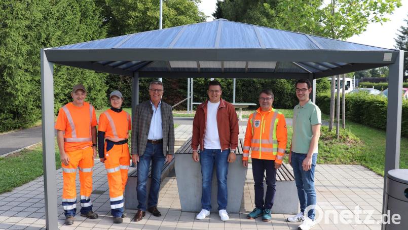 Sebastian Rosnitschek (von rechts), Reinhard Legat, Lukas Üblacker, Franz Stahl, Lena Hottner und Karl Bayreuther freuen sich über den neuen Pavillon. Bild: Nico Wiesend, Stadt Tirschenreuth
