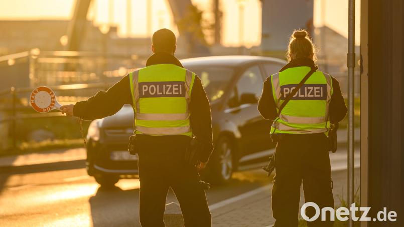 Achtung Kontrolle: Die Bundespolizei schaut jetzt an den Außengrenzen öfter genau hin. Symbolbild: Patrick Pleul/dpa