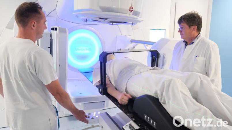 Der erste von zwei Linearbeschleunigern ist in Betrieb genommen worden. MTRA-Leitung Marcel Golle und leitender Medizinphysiker, Dr. Richard Lösch, übernehmen die letzte Prüfung. Bild: Klinikum Amberg/Dietl
