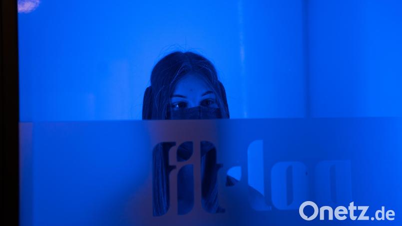 Unsere Reporterin steht beim eisigen Sauna-Test in der Kältekammer. Bild: Franka Eichl