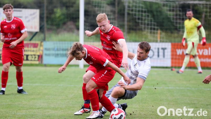 In der Kreisklasse Ost gab es beim Spiel des FC Luhe-Markt gegen die DJK Irchenrieth spät in der Nachspielzeit einen Traumfreistoß von Julian Deubzer zu bestaunen. Bild: Dieter Jäschke