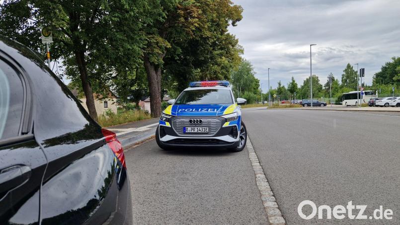 Am &quot;E-Kennzeichen&quot; ist zu erkennen: Dieser Streifenwagen ist elektrisch unterwegs. Knapp drei Monate lang testeten Sulzbach-Rosenberger Polizisten den Stromer im Dienstalltag – hier bei einer Verkehrskontrolle. Bild: Tobias Gräf