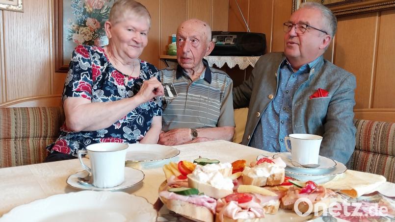 Eleonore und Anton Schöps (von links) zeigten bei ihrer Feier zur Eisernen Hochzeit ihrem Gast Toni Dutz auch das Hochzeitsfoto. Das Ehepaar konnte bei der Auswanderung von Rumänien nach Deutschland nicht viel mitnehmen. Aber die Familienfotos mussten natürlich mit. Bild: ubb