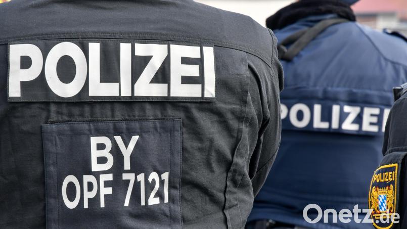 Ein Mopedfahrer ohne Helm flüchtet bei Wiesau vor der Polizei über Felder. Er wird gestoppt und angezeigt. Symbolbild: Petra Hartl