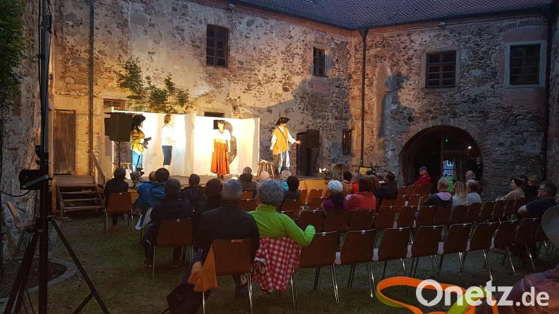 Spielstätten für Theater gibt einige in der nördlichen Oberpfalz. Hier eine LTO-Aufführung 2021 im Schloss Burgtreswitz. Archivbild: gi