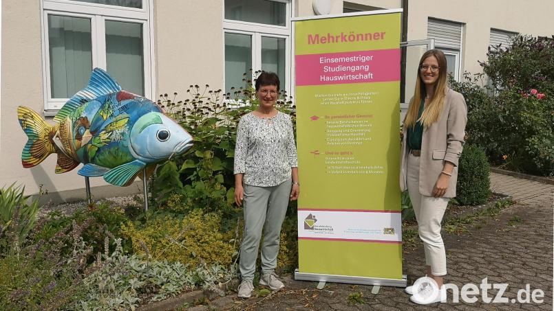 Doris Eckl (links) geht nach 18 Jahren am Amt für Ernährung, Landwirtschaft und Forsten in den Ruhestand. Die stellvertretende Leiterin der Tirschenreuther Fachschule für Ernährung und Haushaltsführung arbeitete in den vergangenen Wochen Lena Aberle ein, die einen Teil der Aufgaben übernehmen wird. Bild: lnz
