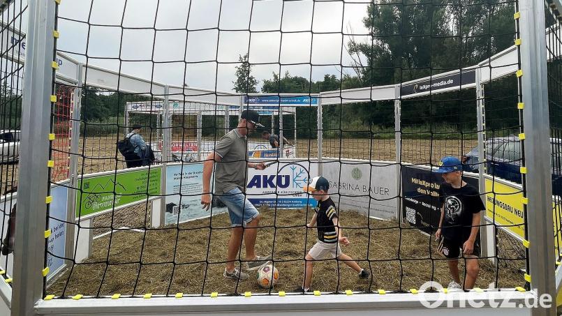 Richtig Gas geben beim Fußballspielen, ohne dem Ball hinterherlaufen zu müssen. Diese Möglichkeit bot sich beim Cage Soccer. Bild: Susanne Schwab