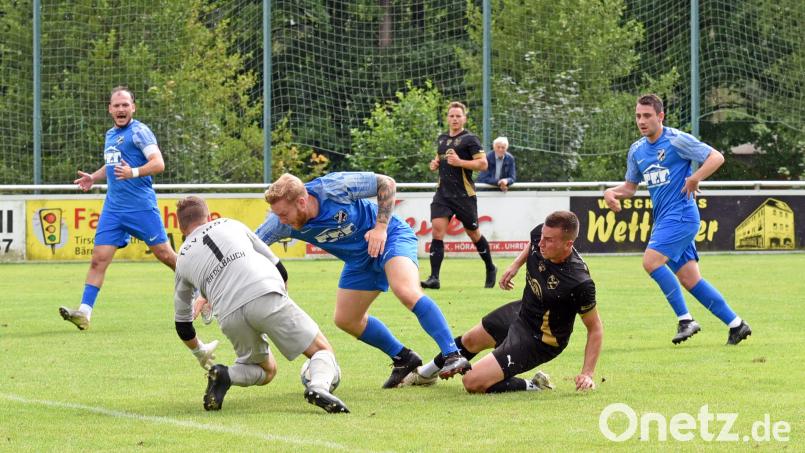 Der FC Tirschenreuth verlor am Sonntag das Topspiel gegen den TSV Thiersheim mit 2:3. In dieser Szene hat der Tirschenreuther Manuel Dürbeck (schwarzes Trikot) gegen Julius Brunner und Torwart Felix Riedelbauch das Nachsehen. Bild: Gebert