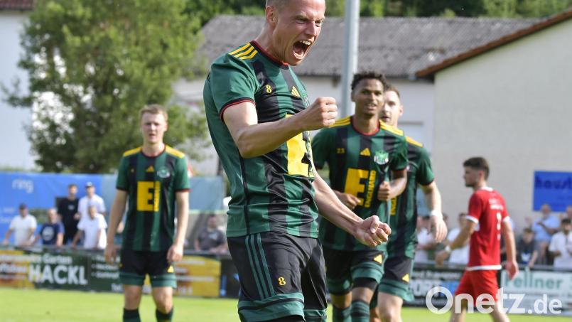 Dominik Haller (Zweiter von links) jubelt über sein entscheidendes Tor. Bild: Hubert Ziegler
