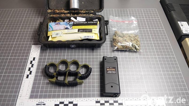 Einen Schlagring, ein Elektroimpulsgerät und Marihuana fanden Polizeibeamte bei der Kontrolle eines Wohnmobils bei Furth im Wald. Bild: Bundespolizei