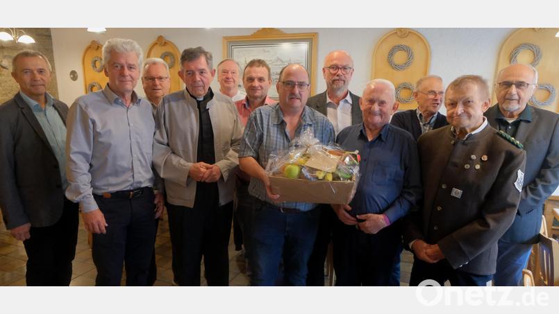 Sie alle gratulierten Hans Höning (Vierter von rechts) zu seinem 90. Geburtstag. Bild: Fred Lehner