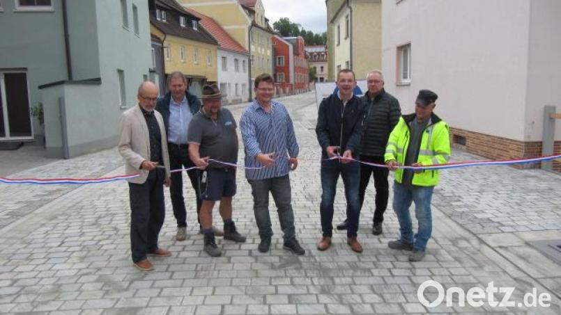 Die Verkehrsschlagader zwischen dem Marktplatz und der B14 pulsiert wieder. Gemeinsam eröffneten sie (von links): Josef Garnhartner (Büro G+2S Landschaftsarchitekten), Martin Beck (Stadt Hirschau), Christian Wallner und Martin Sommer (Baufirma Sommer), dritter Bürgermeister Hermann Gebhard (Stadt Hirschau), Christian Piehler (Stadt Hirschau) und Florian Gradl (Büro Lindschulte). Bild: fg