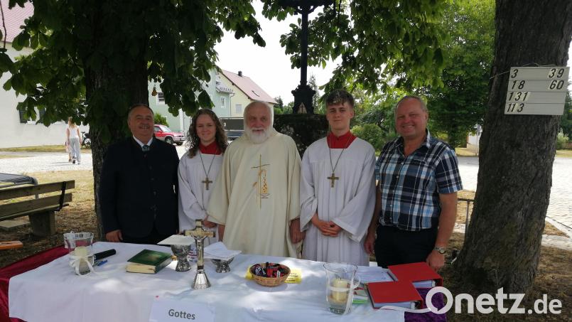 Bürgermeister Peter Dotzler (von links) zusammen mit Ministrantin Annalena Siegert, Pater Alfred Lindner, Ministrant Dominik Siegert und Ortsvorsteher Franz Gottschalk. Bild: dpe