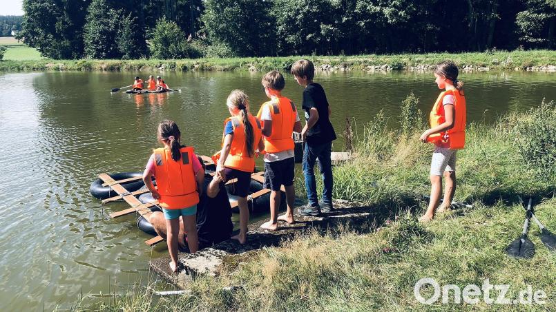 Eine Floßbau-Aktion wird im Ferienprogramm der Stadt Pleystein angeboten. Zudem erwarten die Teilnehmer zahlreiche weitere spannende Aktivitäten. Archivbild: wro