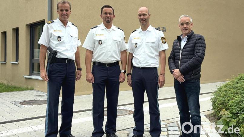 Polizeivizepräsident Robert Fuchs (von links) gratulierte Polizeihauptkommissar Torsten Melchner zu seiner neuen Aufgabe. Auch Polizeirat Frank Streifel und Kriminalhauptkommissar Dietmar Winterberg wünschten ihm viel Erfolg. Bild: Autobahnpolizeistation Schwandorf