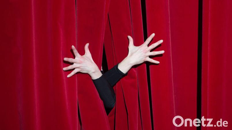 Ein neuer Zweckverband soll helfen, dass sich in der nördlichen Oberpfalz auch weiterhin der Theatervorhang für professionelles Theater hebt. Die Stadtbühne Vohenstrauß wird sich in das künstlerische Konzept mit einbringen. Symbolbild: Sebastian Kahnert/dpa-Zentralbild/dpa
