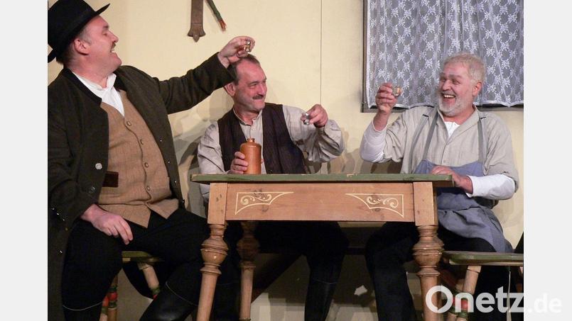 Die Zeichen stehen gut nach den Finanzierungszusagen aus Kemnath und Weiden sowie den Landkreisen Tirschenreuth und jetzt auch Neustadt für eine Fortführung der reichhaltigen Theatertradition in der Region auch über die Insolvenz des Landestheaters hinaus. Leider nicht mehr dabei ist der mittlerweile verstorbene Christian Höllerer (rechts). Symbolbild: Tobias Schwarzmeier