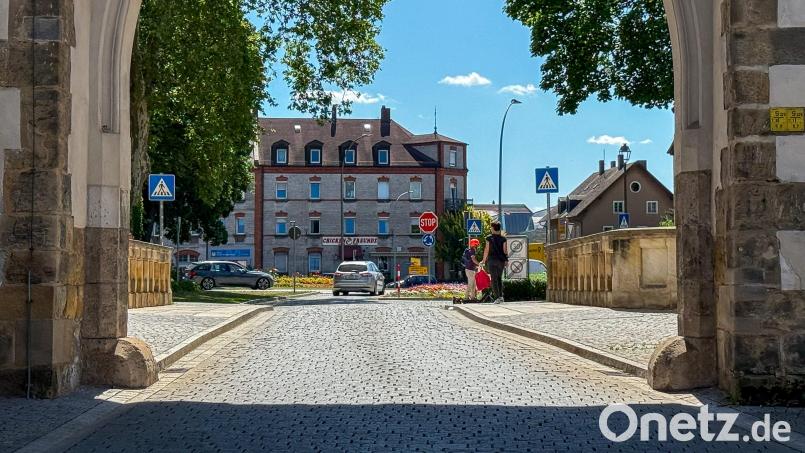 Blick vom Nabburger Tor in Amberg auf den großen Kreisverkehr. Der Amberger Stadtrat will sich nicht an einer Planungsvereinbarung mit dem Staatlichen Straßenbauamt für einen eventuellen Umbau beteiligen. Bild: Stephan Huber