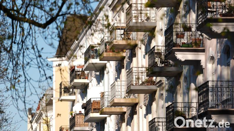 Ein 41-jähriger Mann belästigte eine Frau von seinem Balkon aus in Amberg. Die Polizei ermittelt wegen Beleidigung auf sexueller Grundlage. Symbolbild: Marcus Brandt/dpa