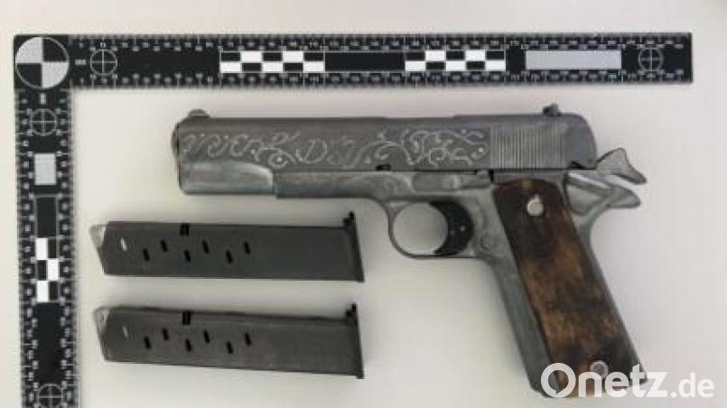 Beamte der Polizeiinspektion Schwandorf stellten am Wochenende unter anderem eine Schreckschusspistole sicher. Bild: Polizei Schwandorf