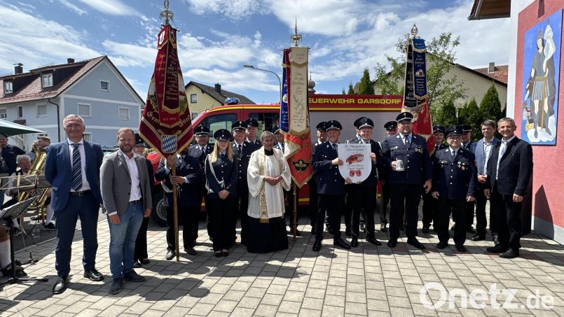 Bei strahlenden Sonnenschein konnte die Feuerwehr Garsdorf ihr neues Fahrzeug weihen. Bild: egl