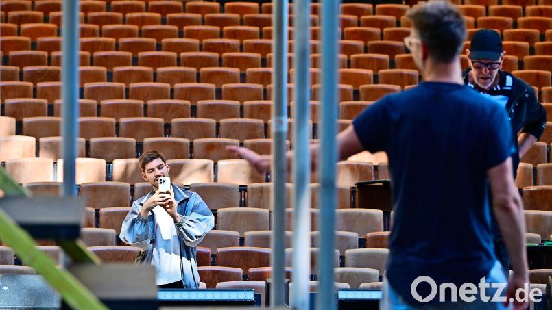 Die Probe für West Side Story lässt sich Levi Dick als Social-Media-Manager nicht entgehen. Bild: Florian Miedl/fph