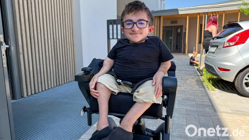 Überwältigt von der Spendenbereitschaft hilfsbereiter Menschen: Luca aus Amberg, der Glasknochen hat und auf den Rollstuhl angewiesen ist. Der 17-Jährige hofft, dass über Crowdfunding ein rollstuhlgerechtes Familienauto finanziert werden kann. Bild: Petra Hartl