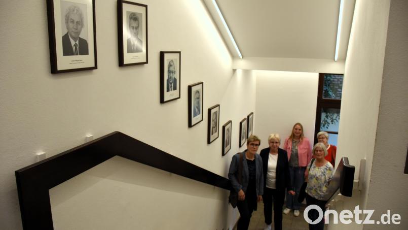 Manches Bild braucht keine Worte: Fünf Frauen gehen über die Treppe hinauf in den Landratsamtsaal zur Veranstaltung &quot;Politik braucht Frauen&quot;. Im Treppenaufgang hängen die Porträts von acht bisherigen Landräten seit 1944. Bild: ubb