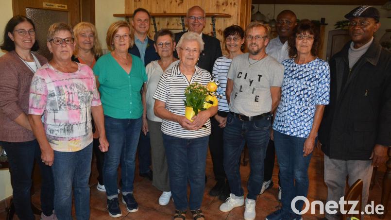 Ihren 90. Geburtstag feierte Anna Eckstein (Mitte, mit Blumen) im Kreise ihrer Familie. Zu den zahlreichen Gratulanten gehörten Bürgermeister Klaus Meyer (hinter der Jubilarin), Pfarrer Dr. George Nnaemeka Oranekwu (rechts), sein Freund Pfarrer Pascal Angne (Dritter von rechts), sowie Pfarrgemeinderatssprecher Stephan Forster (Fünfter von links). Auch Brigitte Meyer (Dritte von links) und Petra Fröhlich (links) vom Landvolk Wernersreuth feierten mit der Jubilarin. Bild: jr