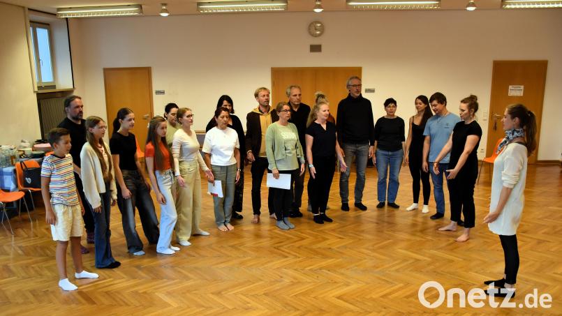 Eva-Maria Eiberger (Zweite von rechts) und Anna Remold (rechts) gestalten die erste Probe für das Theaterstück &quot;Tannöd&quot; mit Bewegungselementen, auch zur Lockerung. Hier werden Atemübungen gemacht für die Gesangseinlagen. Bild: ubb