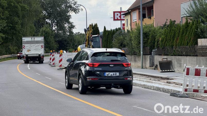Die neue Wasserleitung unter dem Geh- und Wadweg (rechts) entlang der Vilstalstraße in Haselmühl ist verlegt, jetzt muss hier asphaltiert werden. Das hat weitere Folgen für den Durchgangsverkehr auf der stark befahrenen Ortsdurchfahrt. Bild: Heike Unger
