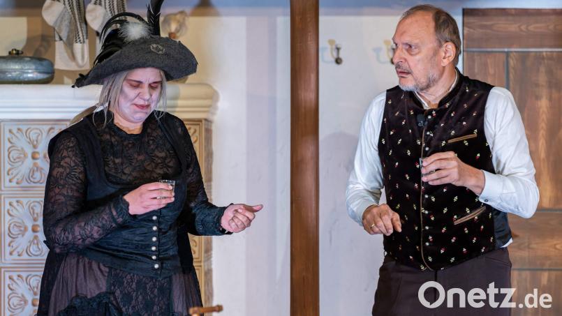 Mit ein paar Stamperln Kerschgeist will Isidor Birnbacher (Hans Fleischmann) die Boandlkramerin (Saskia Krügelstein) dazu bringen, ihn in den Himmel mitzunehmen. Doch die erweist sich sowohl trinkfest als auch pflichtbewusst und verweigert ihm den Wunsch. Bild: u