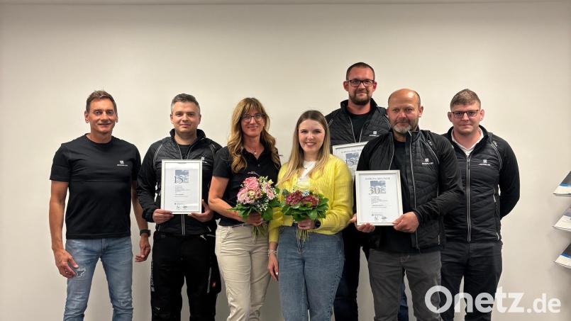 Geschäftsführer Matthias Schmeller (von link) mit den Geehrten Sven Gruber, Tanja Schmeller, Alexandra Gleißner, Christian Hopfner, Gerhard Hecht und Lukas Gruber. Bild: Nils Johannsen